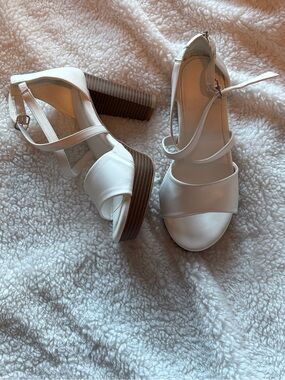 Torrid Crisscross Platform Heeled Sandals WW Size 8.5 White Block Heel